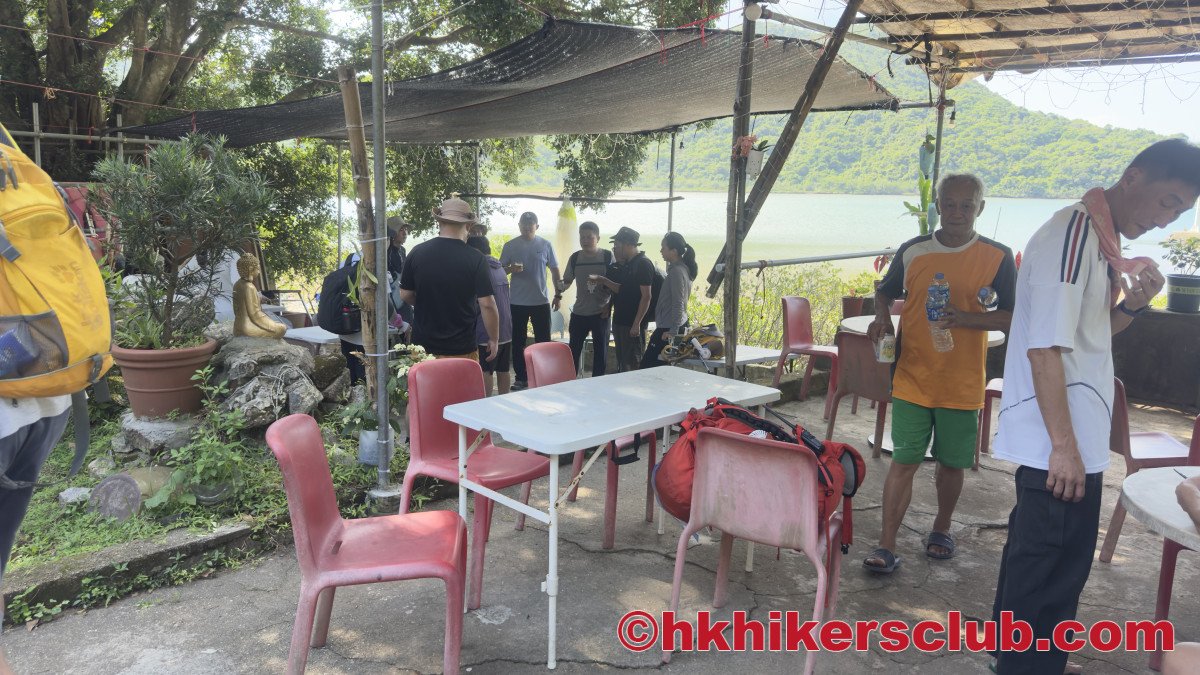 Many people stop here in Chek Keng 