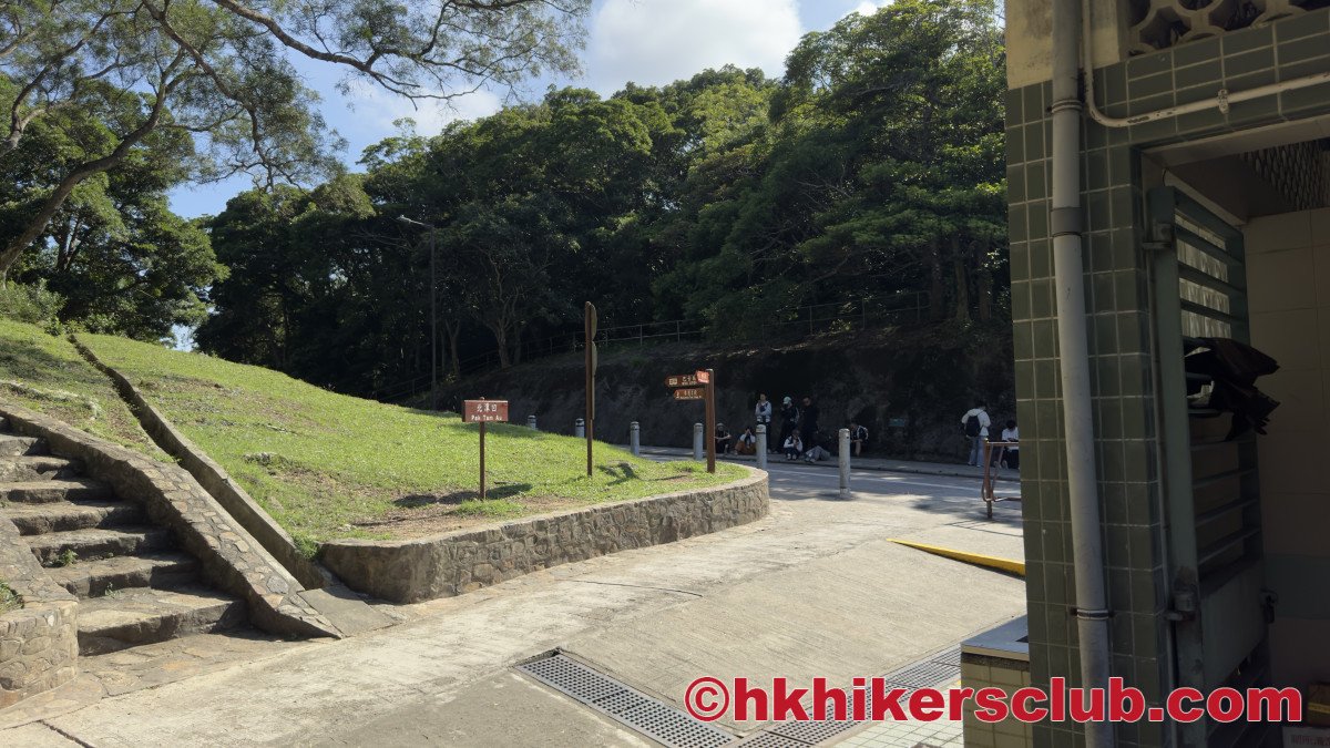 The bus stop and toilet facilities at Pak Tam Au bus stop. 
