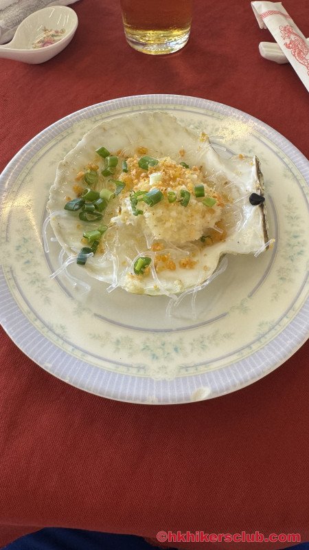 Lunch in Sok Kwu Wan seaside resto….owned by our man Barry!<br><br>Garlic scallops 