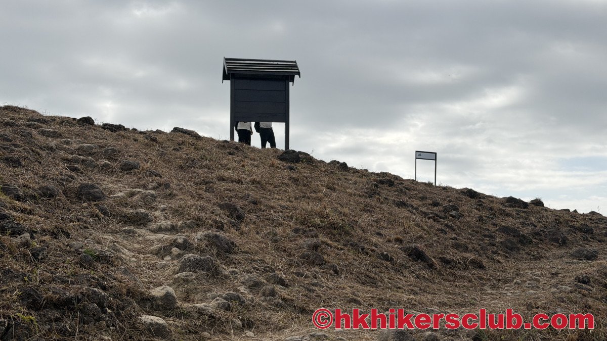 Arrived on the top, you can spot this structure which shows the map of the country trail map, here we go left to reach finally the top, the Tigers Head