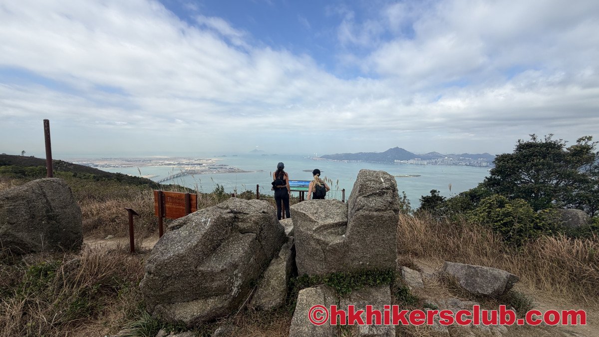 We are no on our destination and enjoy the 360 view that no other place provides than the Tigers Head. We are having a break, refresh ourselves before we start with our decent.