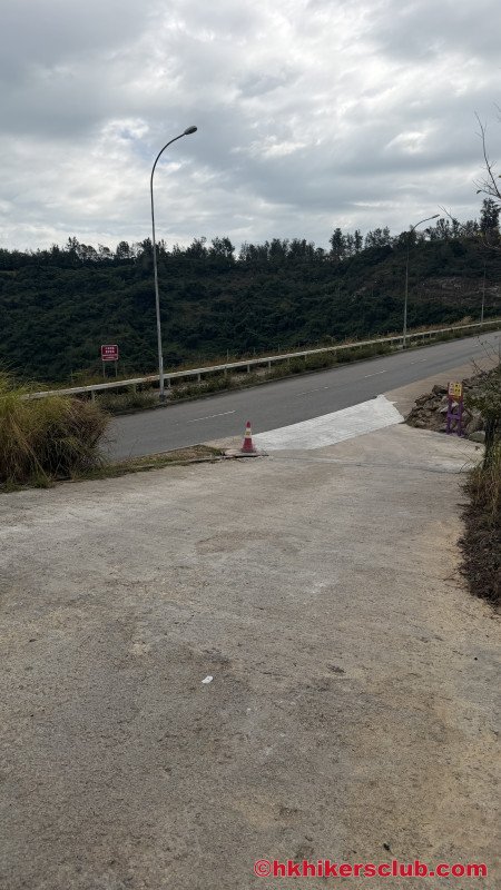 You reach the discovery valley road at the end of the decent and after passing by the reservoir. Turn left and follow the road to reach another branch where we take the last hiking path down to Discovery Bay Plaza.